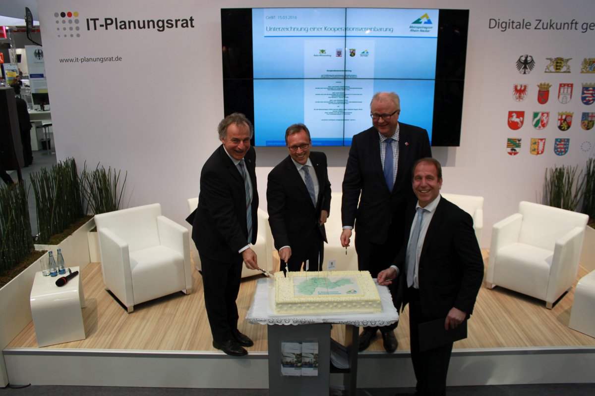 EGovRheinNeckar's tweet image. Lange ist es schon her ... Auf der #CeBIT2016 Verlängerung des #EGovernment -Modellvorhabens gefeiert #RheinNeckar #Digitalisierung