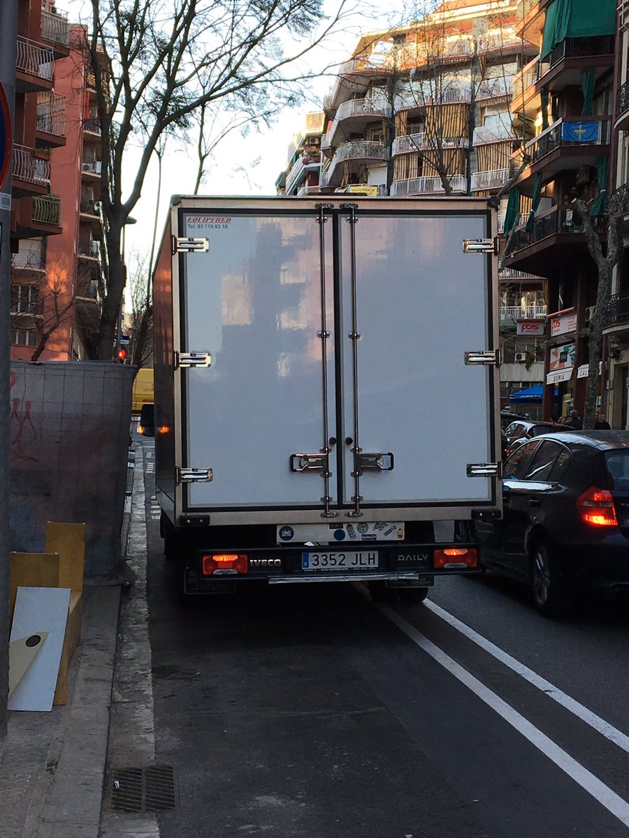 redbiciBCN's tweet photo. #gcum #badparking sin excusa! c/marina #BCN Hay manera de contactar la empresa para quejarme? @tashi_lewis @bicivici @bicicletabcn https://t.co/izT2ZLdOTm