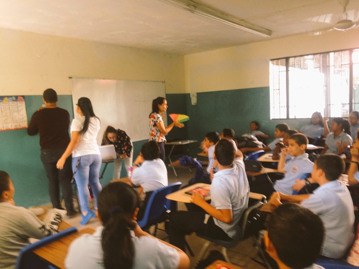 tareatuitera's tweet image. El grupo D03 compartió hoy con estudiantes del #InstitutoAmérica temas sobre #CyberBullying y #sexting, entre otros. 📲🔍 #Digital #PerDig