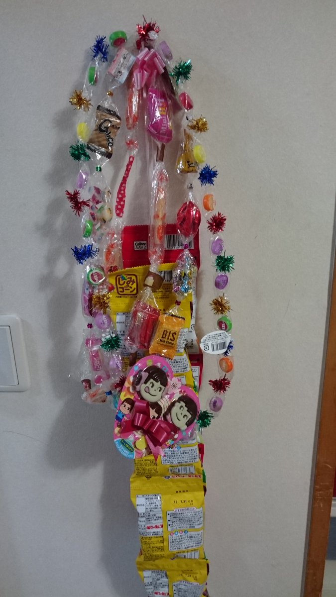 Leeharu ありがとうございます お菓子のレイはこの時期スーパーでも売ってますが 今回貰った中には ヒモの輪っかに直接 お菓子を貼って自作したのや ラップを使って作ったのもありました やっぱり沖縄だけですよね