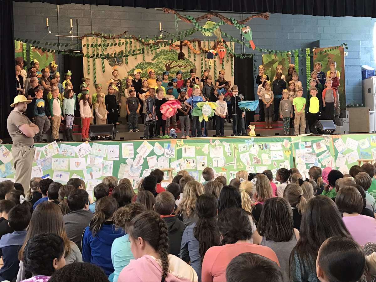 These little cuties. 😍😍😍 #kinder #firstgrade musical