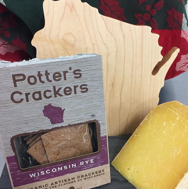 PottersCrackers's tweet photo. Our Wisconsin Rye Crackers with Centennial Cheddar and a Wisconsin shaped cutting board from @Highfieldfarm #potterscrackers https://t.co/wSWZcxcb44