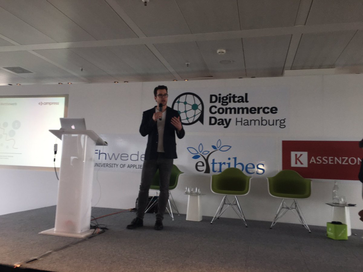 silkehappy's tweet photo. #TechDNA & organisatorischer Rahmen #agilePrinzipien als Erfolgsfaktoren im #B2B guter Vortrag vom smarten @ChristianMaass @Cimpress #dcd17 https://t.co/h8kdXsthgM