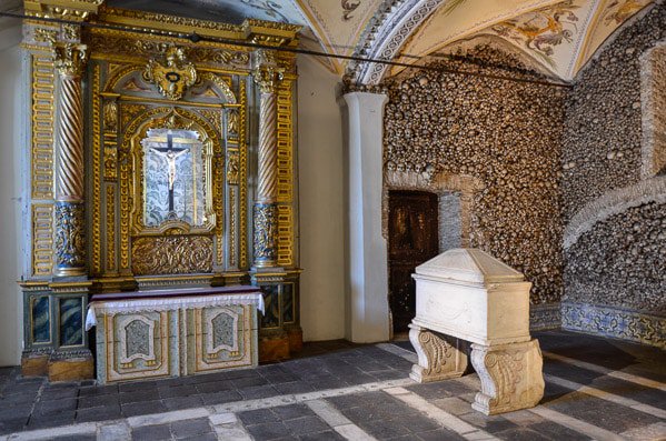 VisitEvora's tweet photo. Capela dos Ossos Évora, Igreja de São Francisco https://t.co/cuOIeOjaZz | #alentejo #viagens https://t.co/4GYkdx2Xhc