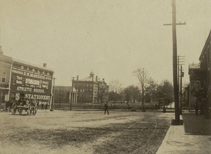universityofga's tweet photo. College Avenue, looking towards #UGA's North Campus and the Arch, May 1899
(📷: @hargrettlibrary) https://t.co/TLa4SBQSuE