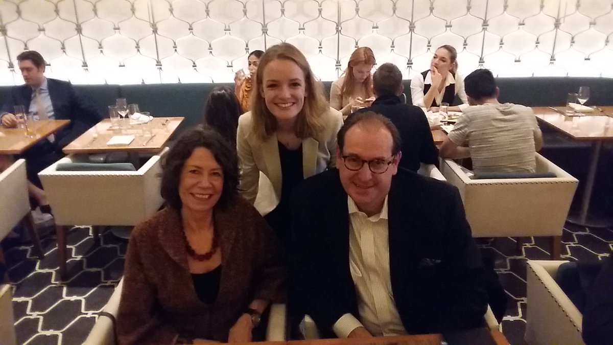 Com2026 Paulien Zwiers vroeg gisteren tijdens een lunch in New York PN-coryfeeën <a href="/KarenvanBergen/">Karen van Bergen</a> en <a href="/BradMacAfee/">Brad MacAfee</a> het hemd van het lijf!