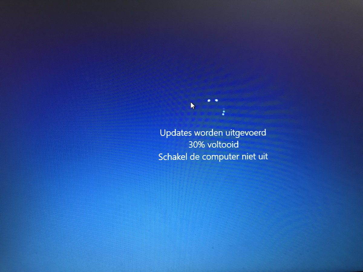 MelisMonica's tweet photo. Middenin een bestuursvoorstel waar je lekker " in zit" bedenkt windows even lekker updates door te gaan voeren🙄🙄 https://t.co/8tUolPZvbg