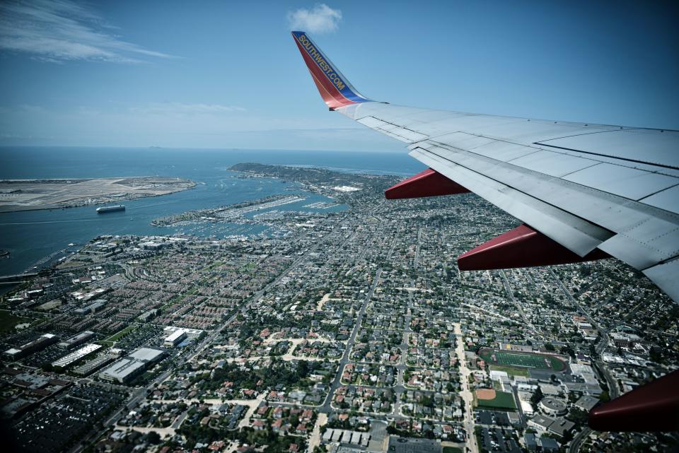 Тутуруту самолет. Крыло самолета. Вид из самолета. Самолет над землей. Вид из окна самолета.