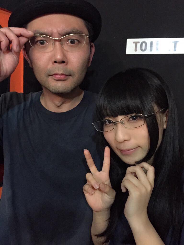 catchbowl's tweet photo. 向井秀徳なんてアイドルとこの距離感だけどアイドルヲタクは文句ひとつ言わないから本当に偉いと思います。 https://t.co/dQzCPtf7KJ