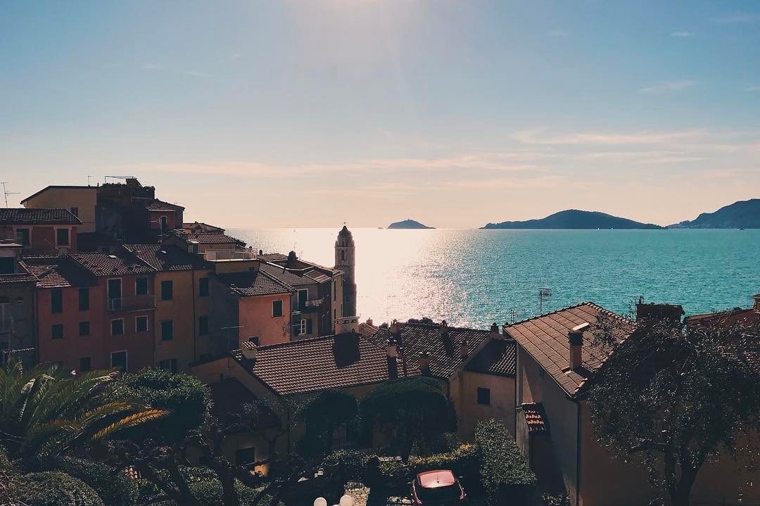 "Viviamo tutti sotto il medesimo cielo, ma non tutti abbiamo lo stesso orizzonte"(Adenauer) #Lamialiguria #Tellaro
Ph <a href="/pguastalla/">Paolo.guastalla</a>