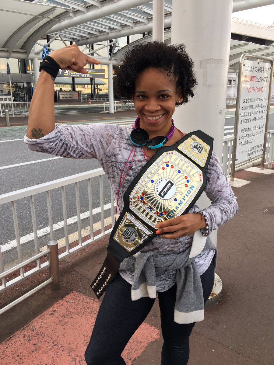 wwr_stardom's tweet photo. プエルトリコの黒い稲妻、ロサ・ネグラが1年4カ月ぶりに本日、来日しました。プエルトリコで1月に獲得したＣWSのベルトを持参。「ようやく日本に帰って来ることが出来た。これから大暴れしたい！」とコメント。3月25日の新潟大会より出場します。 https://t.co/3dlkK7hpJm