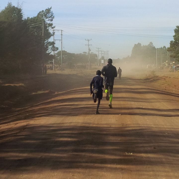 GlobalSportsCom's tweet photo. Someone is trying to keep up with @EliudKipchoge in the long run today #inspiration https://t.co/JGKvRidoJx