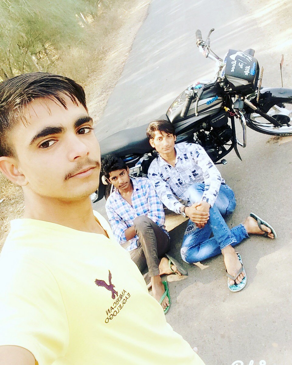 anilgailpuriya's tweet photo. Are #पागल👉🏻👸 #इतने_प्यारे से❤#_message📝मत किया कर Thoda #pgl_हूँ #ताजमहल🇮🇳🏰#_के_मजदूरों की तरह #तेरी_उंगलियां 👐भी कटवा सकता हूँ।.😠😠

Anil https://t.co/9ScY4Q9FDp