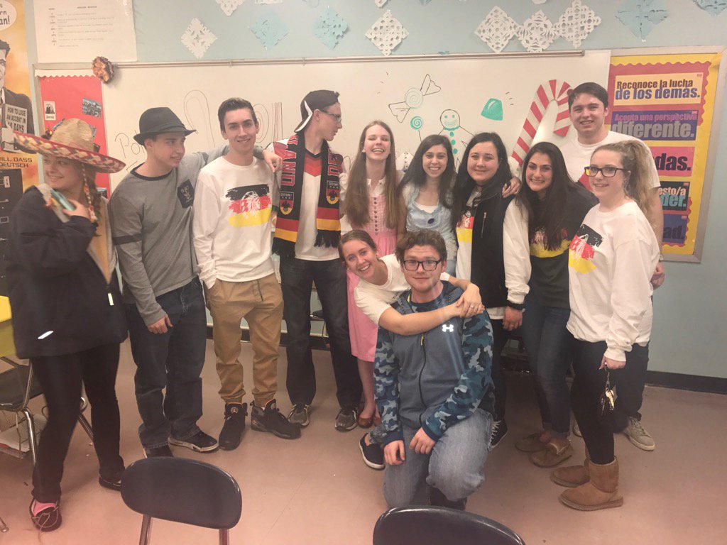 Frau_Kahn's tweet photo. Our amazing German seniors ensured that #FLFestival2017 was a smashing success. DANKE!!! #deutschchiefs #msddeutsch https://t.co/Z8BFxe9P7I