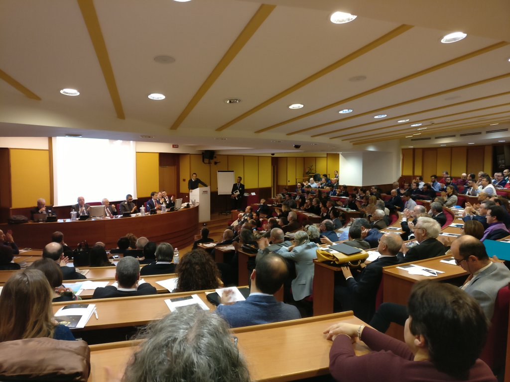 suxsonica's tweet photo. Meno norme, fatte meglio? E serve anche applicarle?  #digeat @TechEcon https://t.co/KZdSBLOt3m