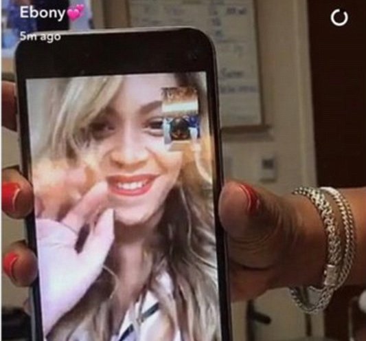 clique's tweet photo. C'est la belle histoire du jour : @Beyonce appelle une fan atteinte du cancer 

https://t.co/4bjzY6uSEl https://t.co/ElrZr8zaUV