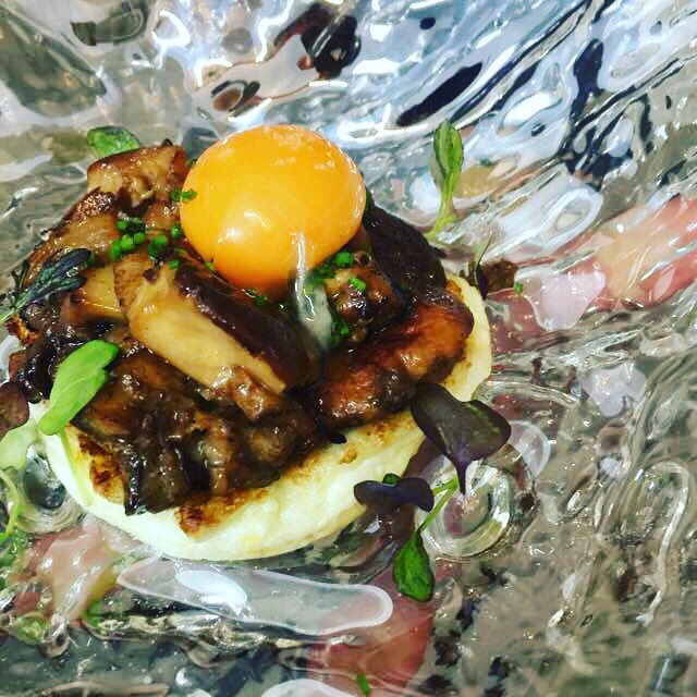 Todavía emocionada! Boletus salteado sobre nube de clara y yema de huevo campero. #gastronomia #larioja #logroño #grupopasion @KabanovaSala