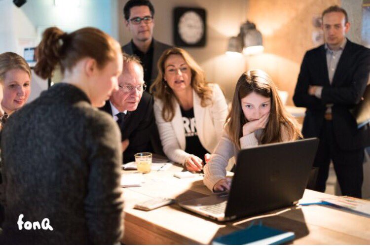 Minister Kamp ontmoet e-commerce kids bij webwarenhuis fonQ emerce.nl/wire/minister-… via <a href="/Emerce/">EMERCE</a>