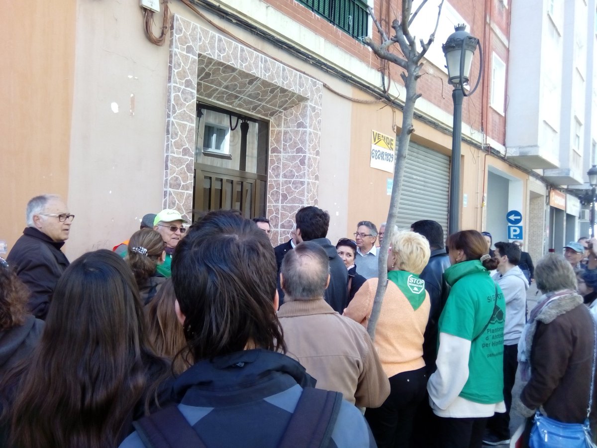 PAH_Valencia's tweet photo. Estamos en #JazminSeQueda la jueza dice que no va a darnos nada...que esperemos la secretaria judicial @LA_PAH @PAHSantSadurni https://t.co/BjAuGkzyyx