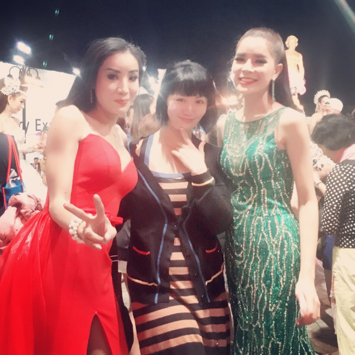 緑川 ミラノ No Twitter パタヤ最大のニューハーフ ショウ ティファニー へ 緞帳はラメラメ 照明はパープルという定番の安心感 タイならではの異国情緒たっぷりの 衣装が凄まじかった 来年には新館もできるみたい お城風なのだけれども寺院みたいな雰囲気