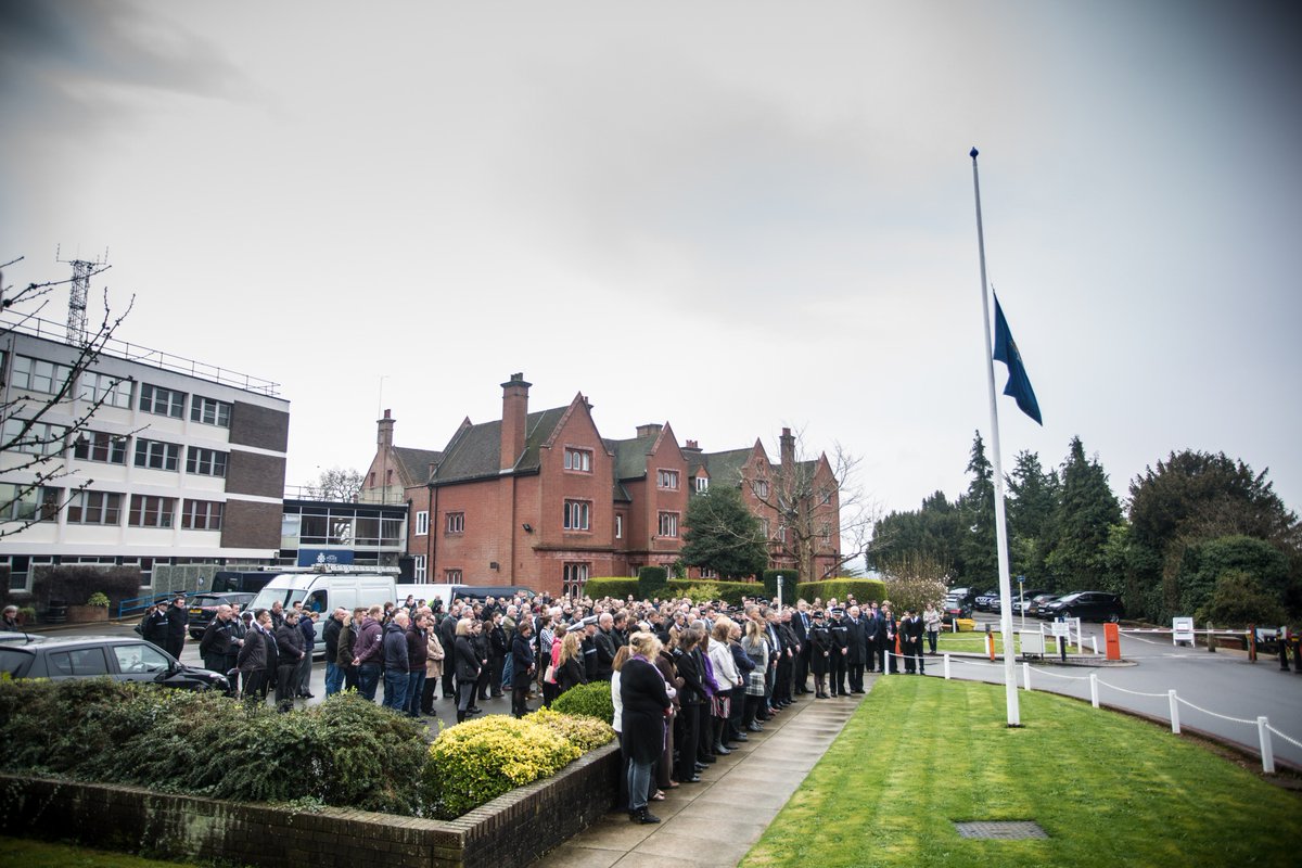SurreyPolice's tweet photo. As officers &amp; staff #WeStandTogether &amp; observed a minute's silence in honour of those involved in the attacks in #Westminster yesterday. https://t.co/cvAcYUJ5iM