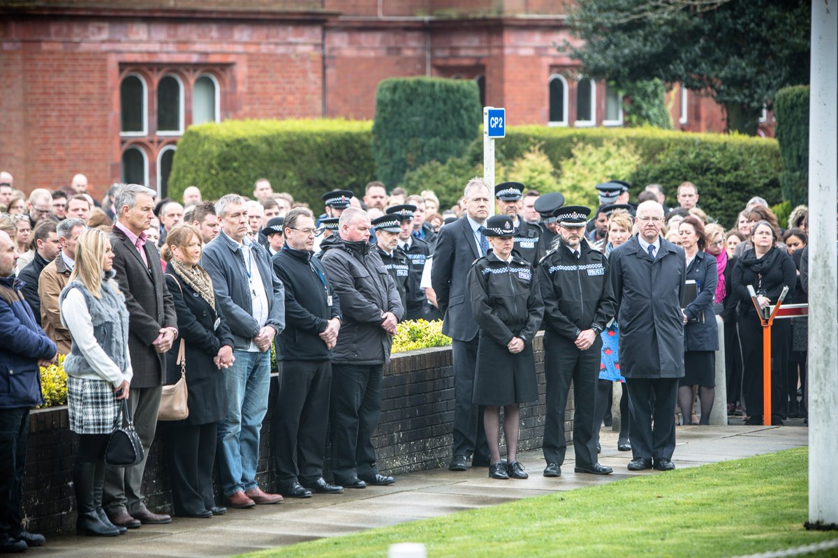 SurreyPolice's tweet photo. As officers &amp; staff #WeStandTogether &amp; observed a minute's silence in honour of those involved in the attacks in #Westminster yesterday. https://t.co/cvAcYUJ5iM