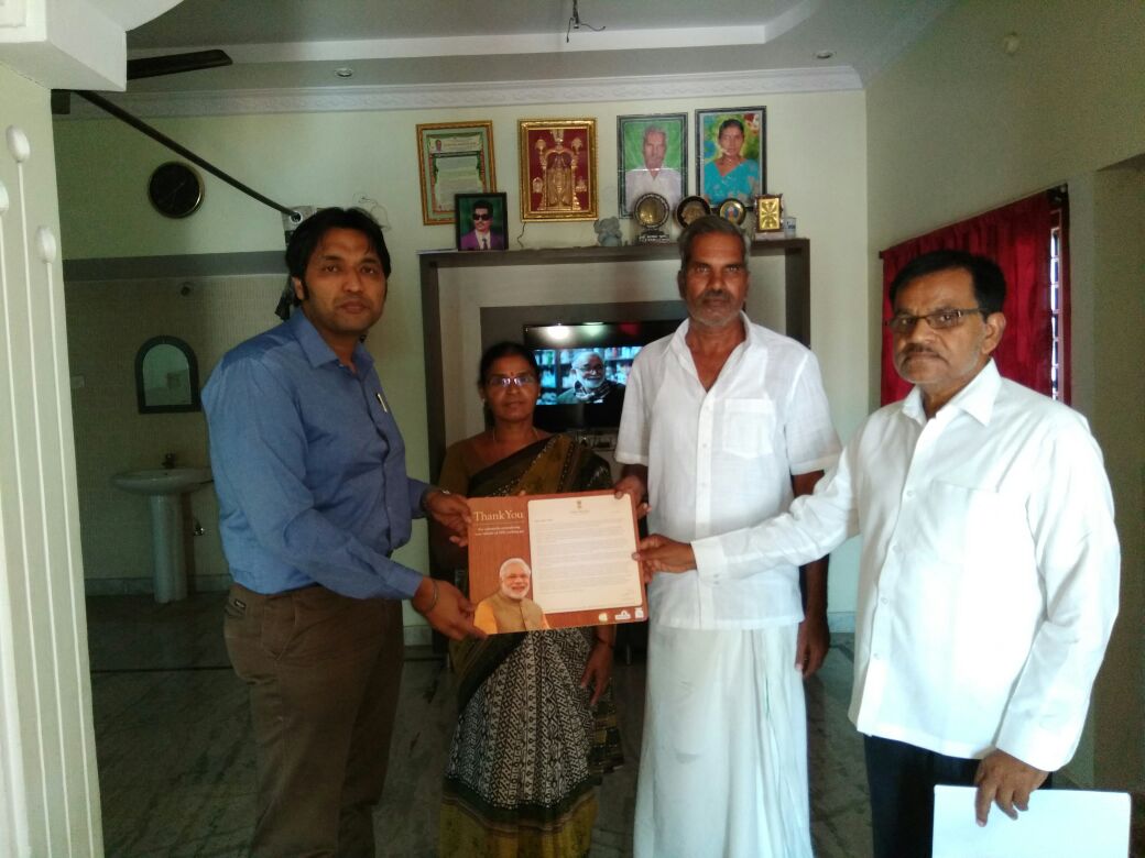 BPCLHyderabad's tweet photo. #GiveItUp 
Honouring customer with Thank you letter from Hon'ble PM for their contribution 
@dpradhanbjp @singharunbpcl @Sureshnair_BPCL https://t.co/xlttRJ5XuK
