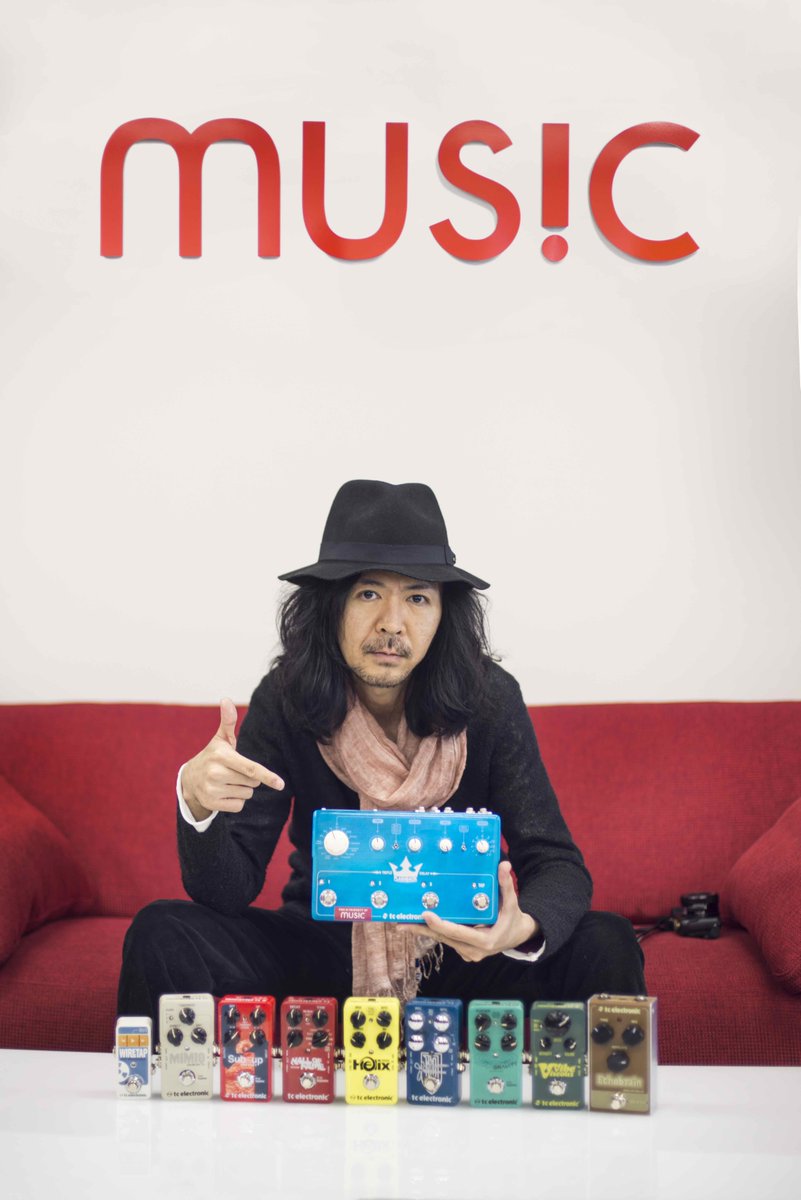 TCELECTRONICJP's tweet photo. Jake CloudchairさんがMUSICグループのオフィスにいらっしゃいました!
#FlashbackTripleDelay を手に前には空間系等のペダルに囲まれての記念の一枚。📷
@cloudchair #WelcomeToMUSICGroupJapanOffice https://t.co/CWMQ9tq9Wn