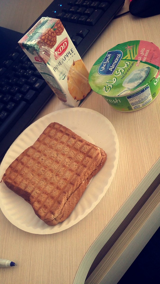 Healthdiet8's tweet photo. غداء اليوم ساندوتش لبنة بالزعتر، زبادي منزوع الدسم، وعصير اناناس والحمدلله على النعمة ❤ #رجيم #الرياض #سعرات_حرارية  #الخميس_الونيس #تمارين https://t.co/egGqOm1UNN