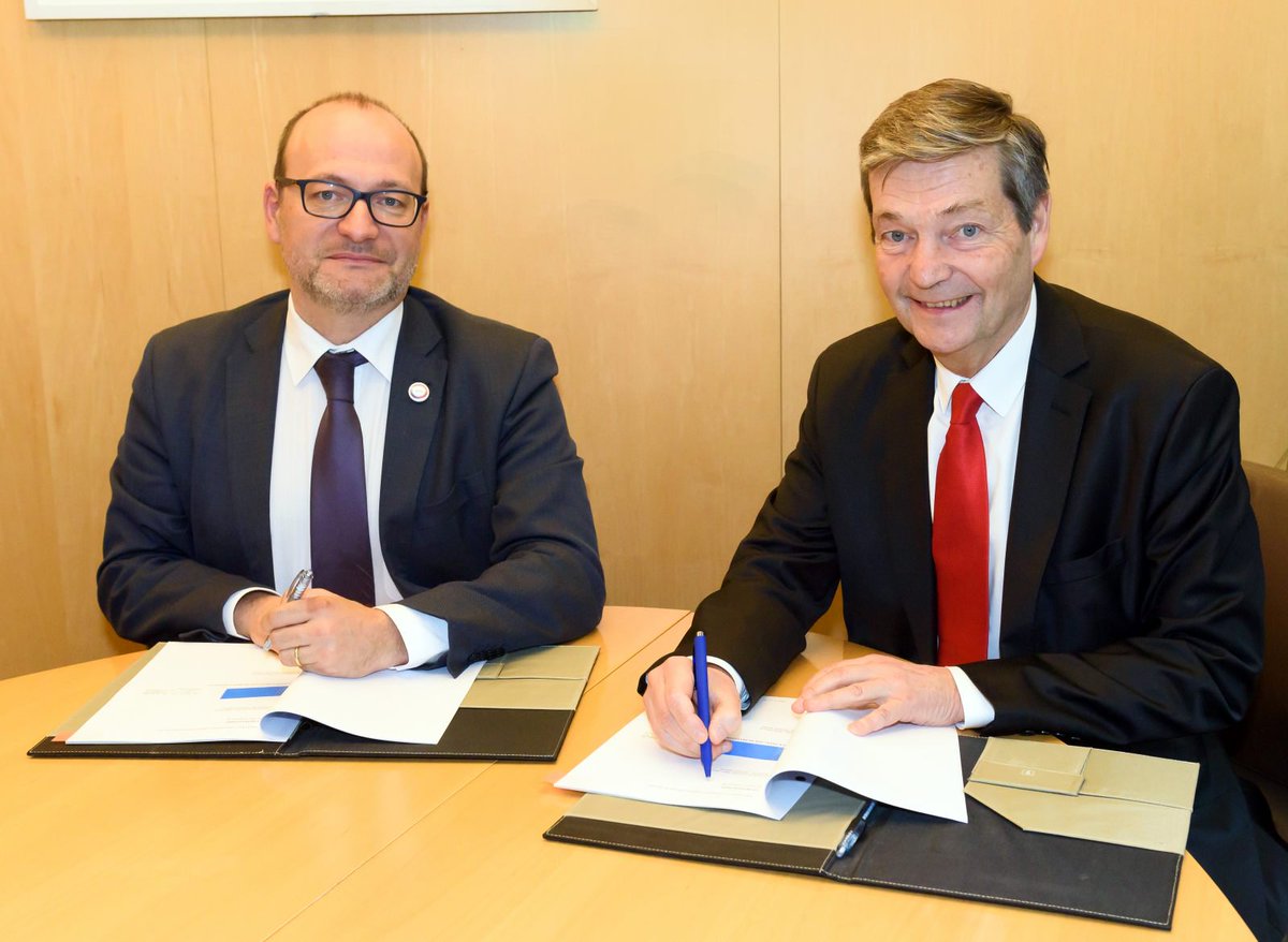 AFD_France's tweet photo. Signature d'une convention entre @RiouxRemy et Christian Brechot, fruit d'une longue collaboration entre l'AFD et @institutpasteur #Ecomore https://t.co/kAO8IYMcI9