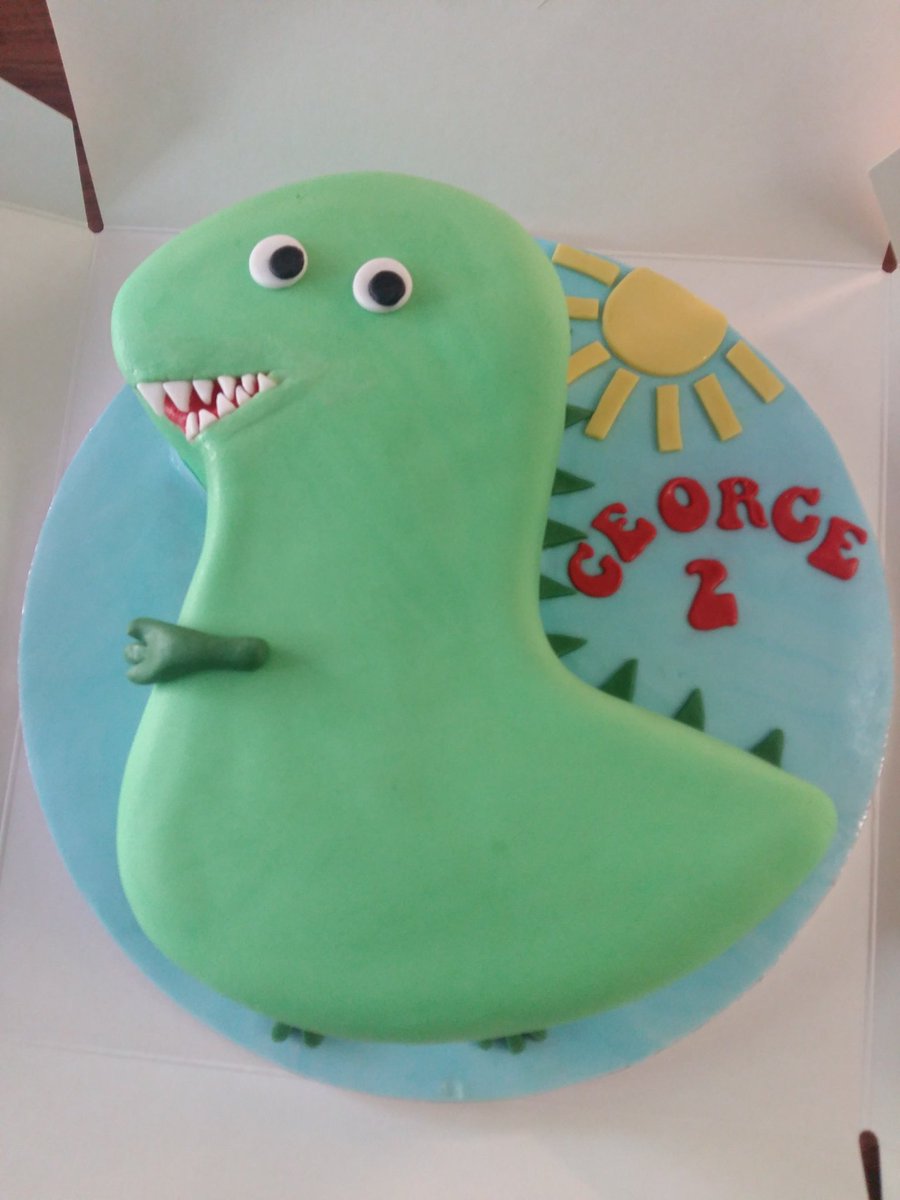 Dorian_Davies's tweet photo. George loved his George / Peppa Pig themed birthday cakes from @thelewisbakery. Looked amazing and tasted even better. #swansea #cake #party https://t.co/imvMAa9eeq