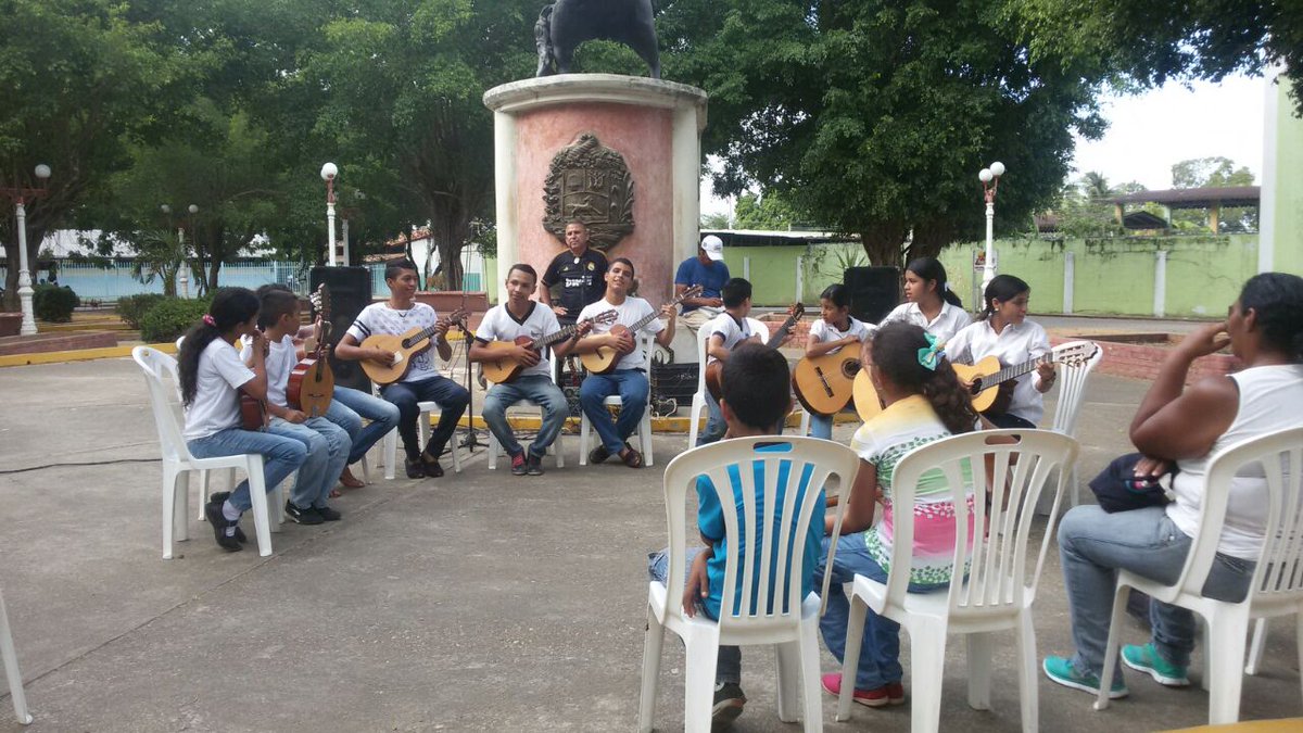 NucleoGuayabal's tweet photo. Toma Cultural Plaza Bolívar de Guayabal.  A cargo de fundaculgua  y la orquesta Alma llanera. https://t.co/MpdxYWjFfT