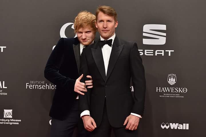 gittisun's tweet photo. #JamesBlunt: Grrrr. Sexy. @edsheeran 
https://t.co/LTflDxFbM0 Ed looks like he's afraid of standing there alone... 👀 #pleasehelpmedaddy ;) https://t.co/m9pV60FO8U