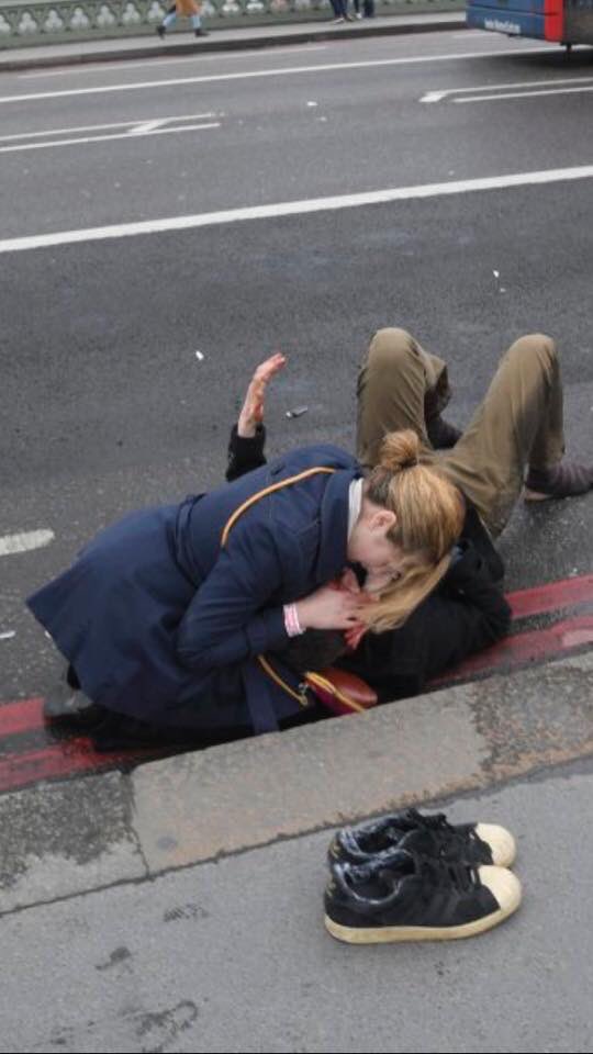Una foto della <a href="/Reuters/">Reuters</a> ieri a Londra : contro la violenza la nostra civiltà <a href="/Corriere/">Corriere della Sera</a> <a href="/renatobrunetta/">Renato Brunetta</a>  <a href="/_paolo_romani_/">Paolo Romani</a> <a href="/Antonio_Tajani/">Antonio Tajani</a>