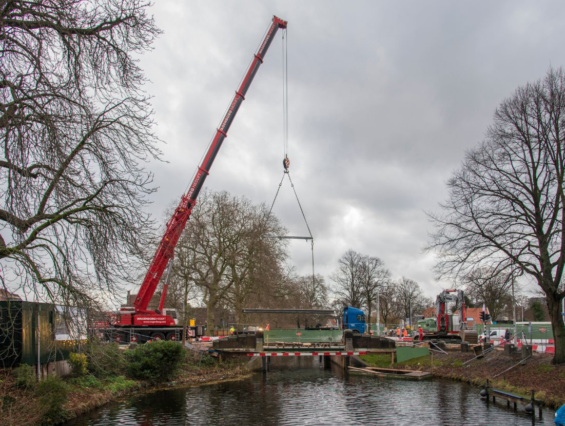 26 maart tussen 08.00 en 12.00 uur worden 11 meter lange brugdelen op de Jan van Houtbrug gehesen. Kom je kijken?