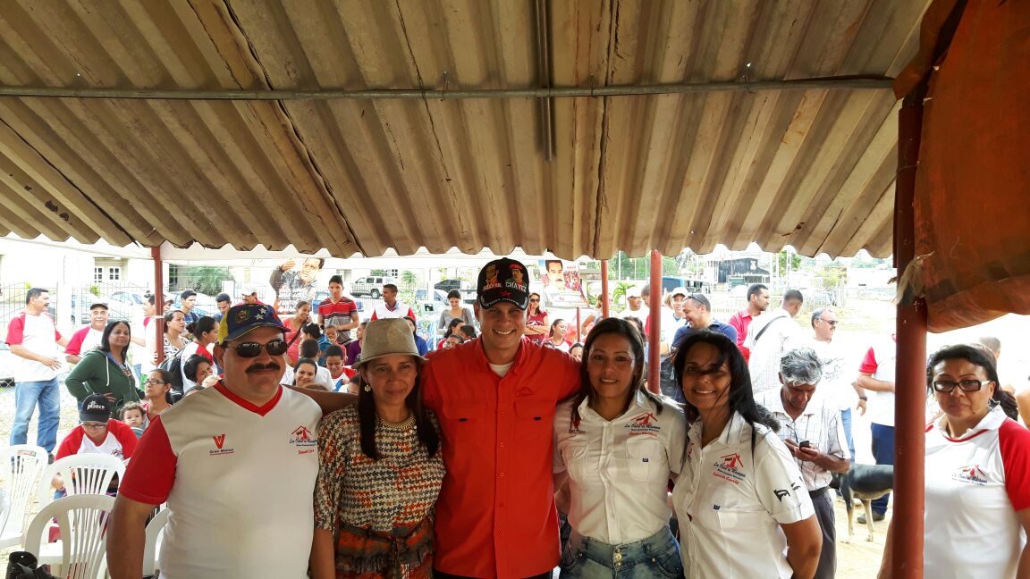 SleydherA's tweet photo. @medinamacero @LosOlivosdeMaca En la conformación de nuestro Comité múltifamiliar de gestión con los camaradas @NicolasMaduro @MQuevedoF https://t.co/YjtSFoTcF4