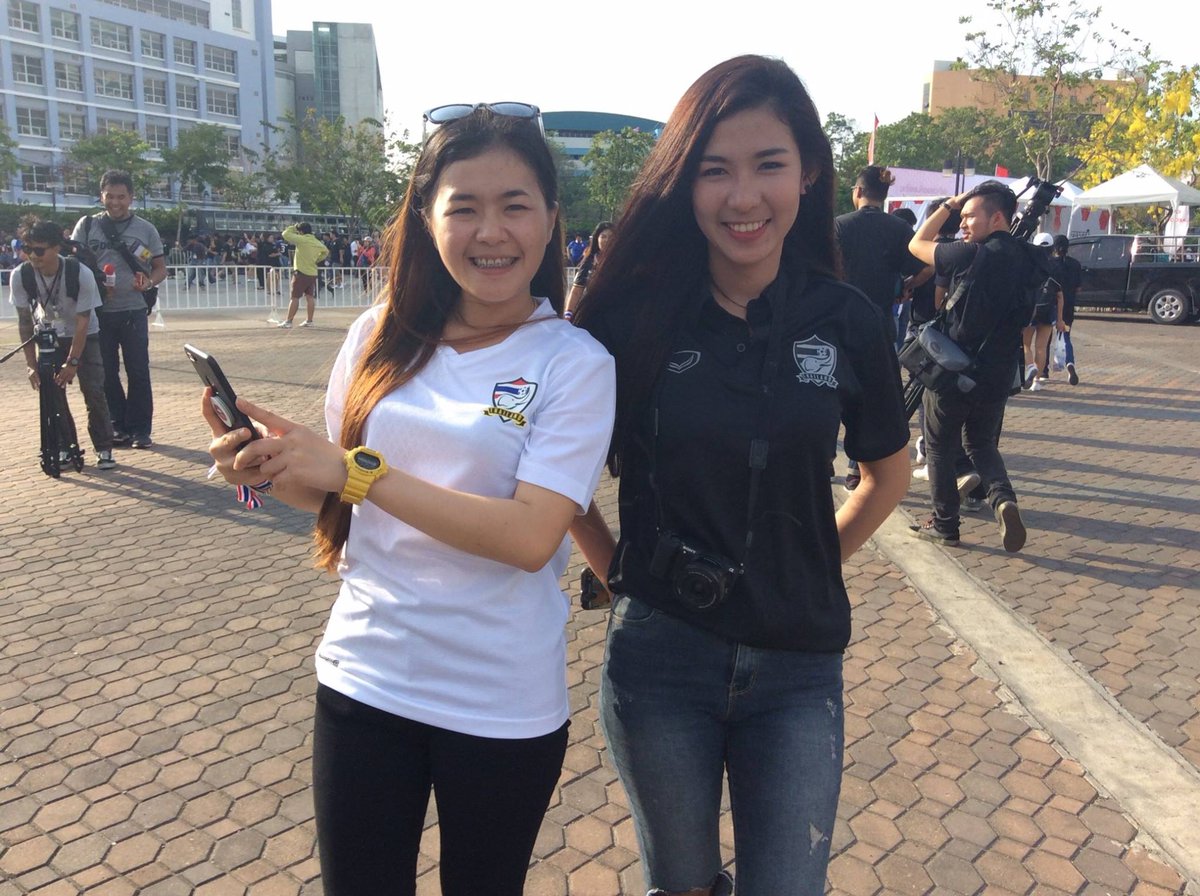 thaitvnews's tweet photo. Voice_TV: เชียร์สุดใจ ไทยแลนด์ๆ บรรยากาศหน้าสนามรัชมังคลากีฬาสถานเป็นไปอย่างคึกคัก
#บอลไทย #คัดบอลโลก #QWC2018 #Vo… https://t.co/8fPqOmxAfT