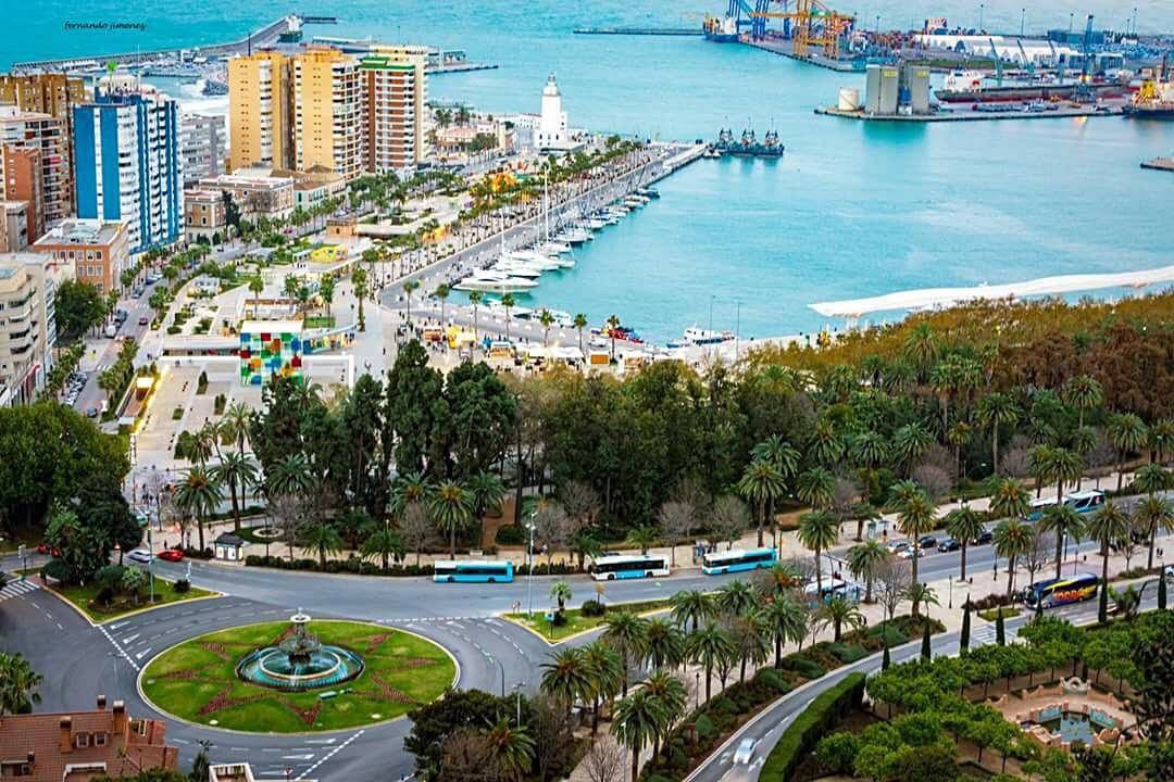 Málaga. Mirando a #Málaga.

<a href="/Fernand0Ram0s/">Fernando Ramos</a> <a href="/AguaLeonor/">leonor garcia-agua</a> <a href="/malagaport/">Puerto de Málaga</a> <a href="/muelleuno/">muelleuno</a> fb.me/1PbSrgyad