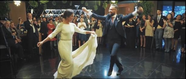 Pareja de A Coruña triunfa en Youtube cambiando el momento protocolario del vals por una muiñeira https://t.co/nsrvp5jypJ Vía@Farodevigo https://t.co/BVVMJT3Kzn
