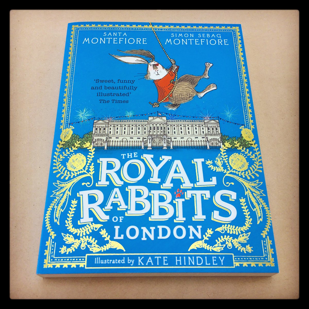 THE ROYAL RABBITS OF LONDON publishes in paperback TODAY! Very 'Hoppy' #BookBirthday to <a href="/SantaMontefiore/">Santa Montefiore</a> <a href="/simonmontefiore/">S Sebag Montefiore</a> &amp; @hindleyillos :)