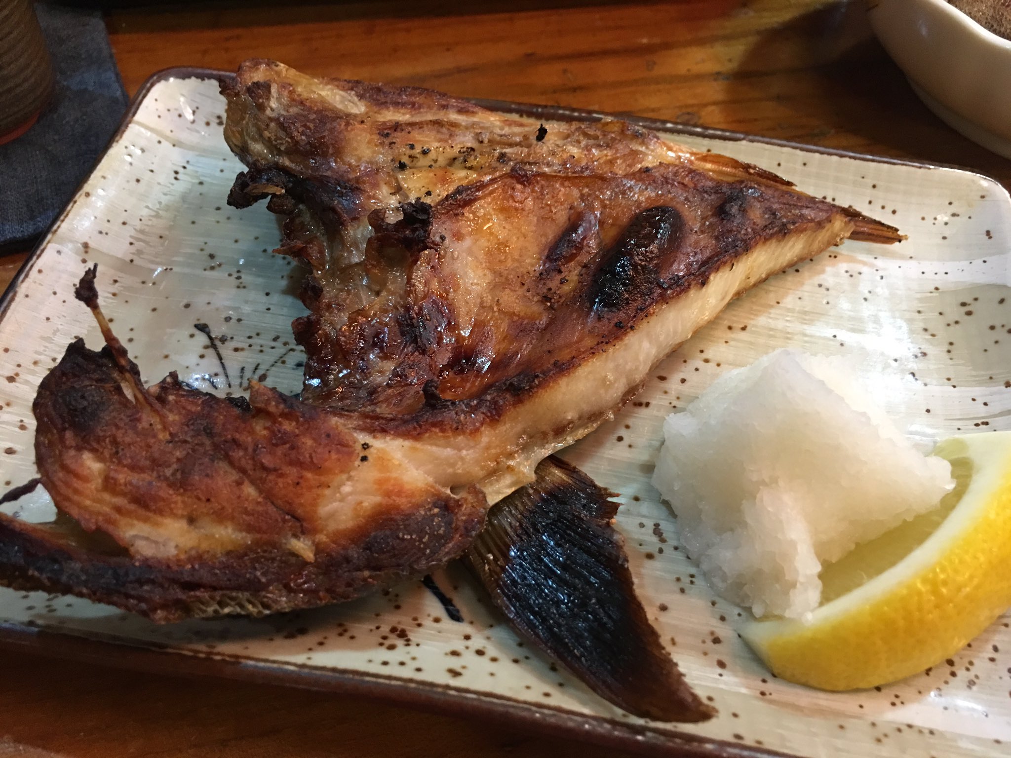 在華坊 ブリカマ焼きも大きい 佐渡の寒鰤のカマ焼き 脂がのっていて 美味い T Co Cs2wgmvh9x Twitter