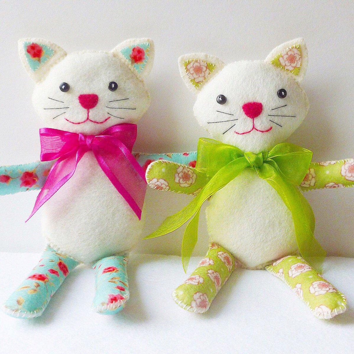 sewjunejones's tweet photo. These little cuties will definitely put a smile on your face! https://t.co/1Cfp9urOAj #dizzyizzykitty #sewingpattern #feltcrafts #cats #etsy https://t.co/aTsWkhtlLQ
