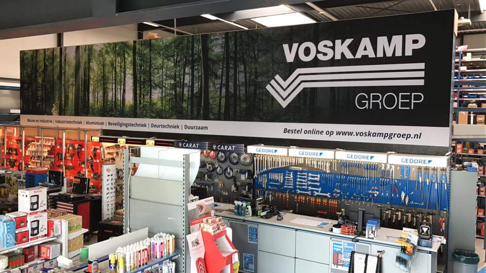 Nieuw spandoek achter de balie in Apeldoorn <a href="/voskampgroep/">Voskamp Groep</a>