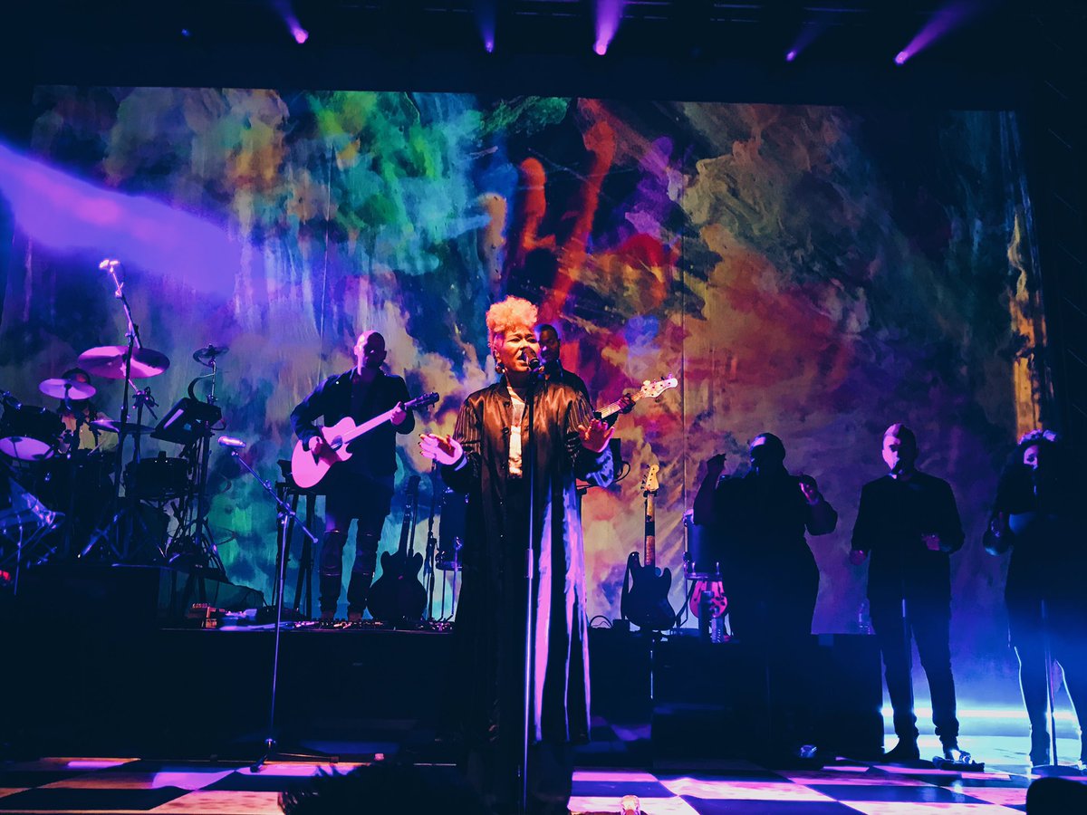 2ndtotheright_'s tweet photo. Some more from last night. I am shook 😍😁 #EmeliLive https://t.co/IfgAiKNV8X