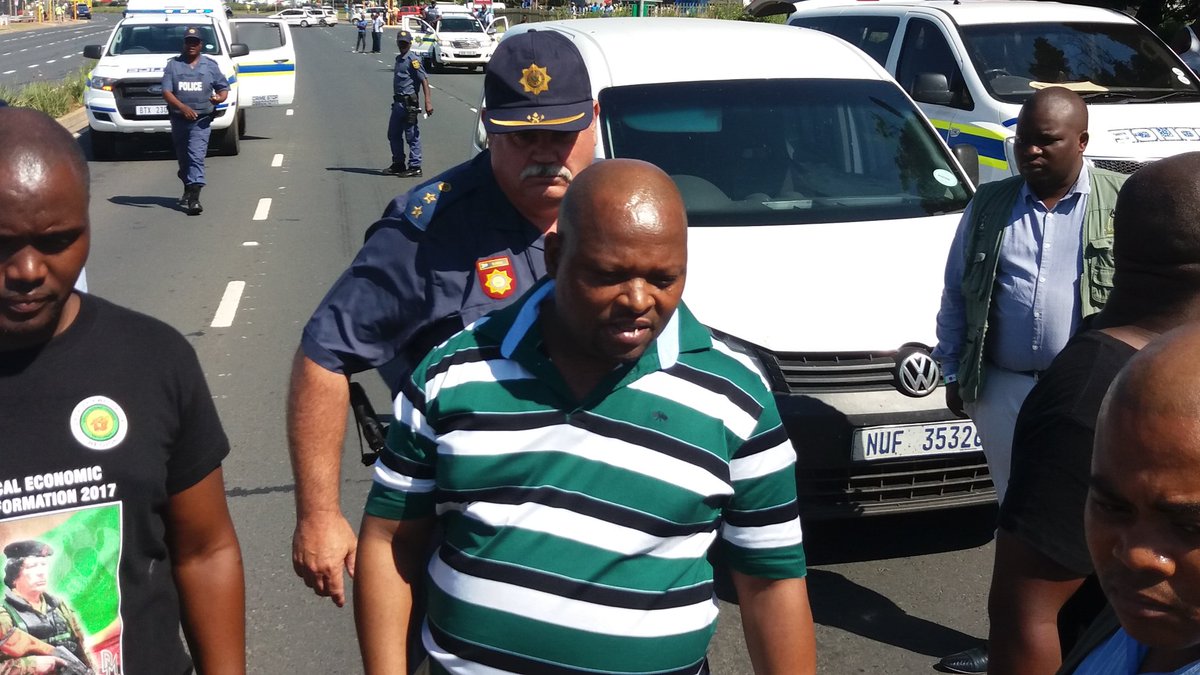 Mzoeloe's tweet photo. KwaDukuza Myr Ricardo Mthembu, cops in talks #EconomicFreedomMarch who want to deliver memo to entrance of #BallitoJunction @TheMercurySA https://t.co/GJCzwiGKe6