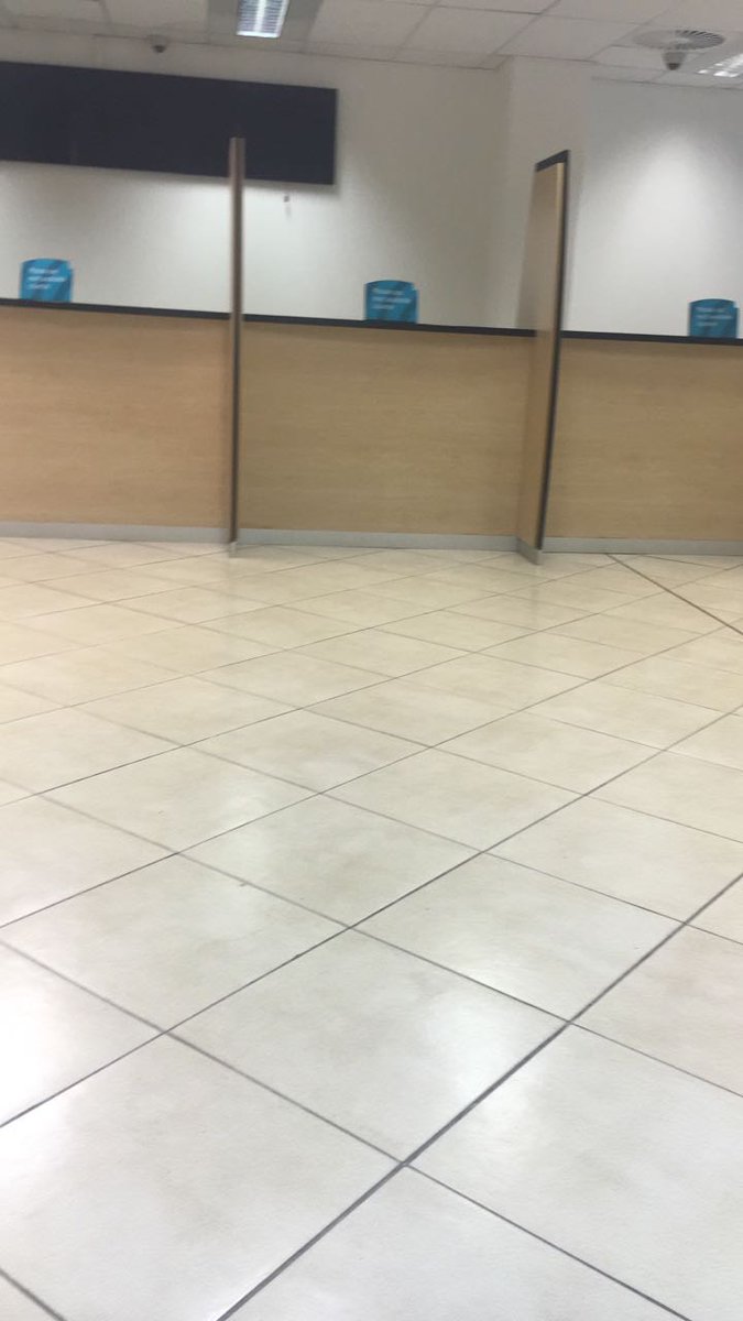 EricavanEden's tweet photo. So dis hoe dit lyk by FNB in Key West se Tellers. Daar is omtrent 20 mense wat wag, en EEN teller wat werk. Dit is pateties verby!! @FNBSA https://t.co/wUJzx1P58O