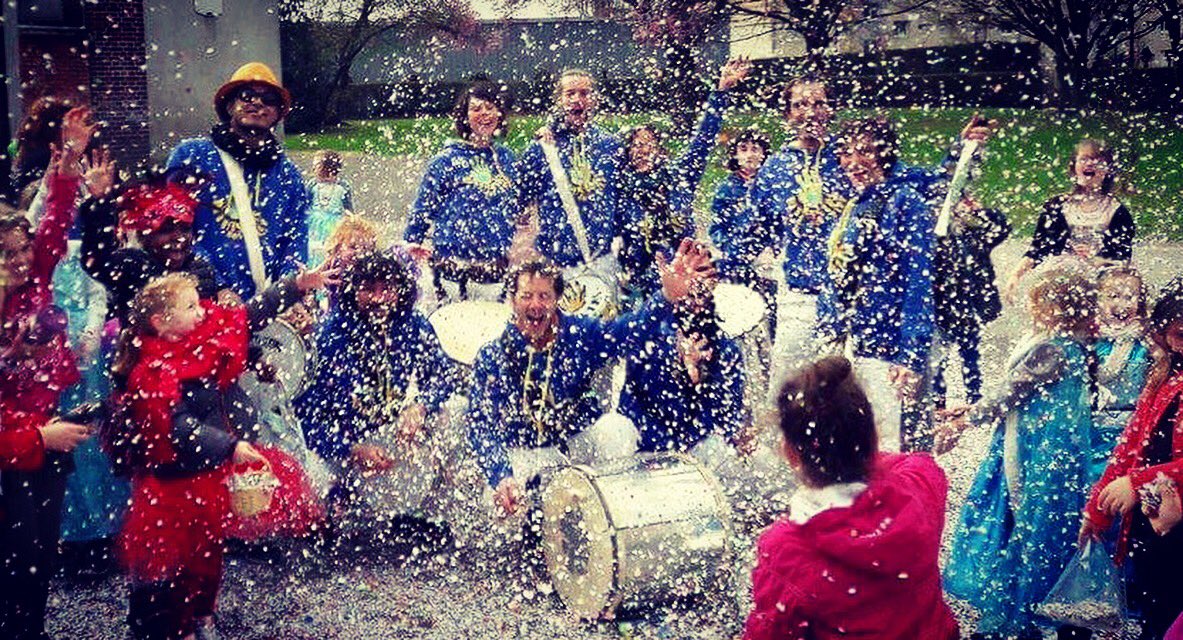 Derrière ce tas de #confetis c'est bien les #ritmistasdospily que vous voyez là! En 🔵 et ⚪️ pour le #carnaval de #rethel
#batucada #défilé