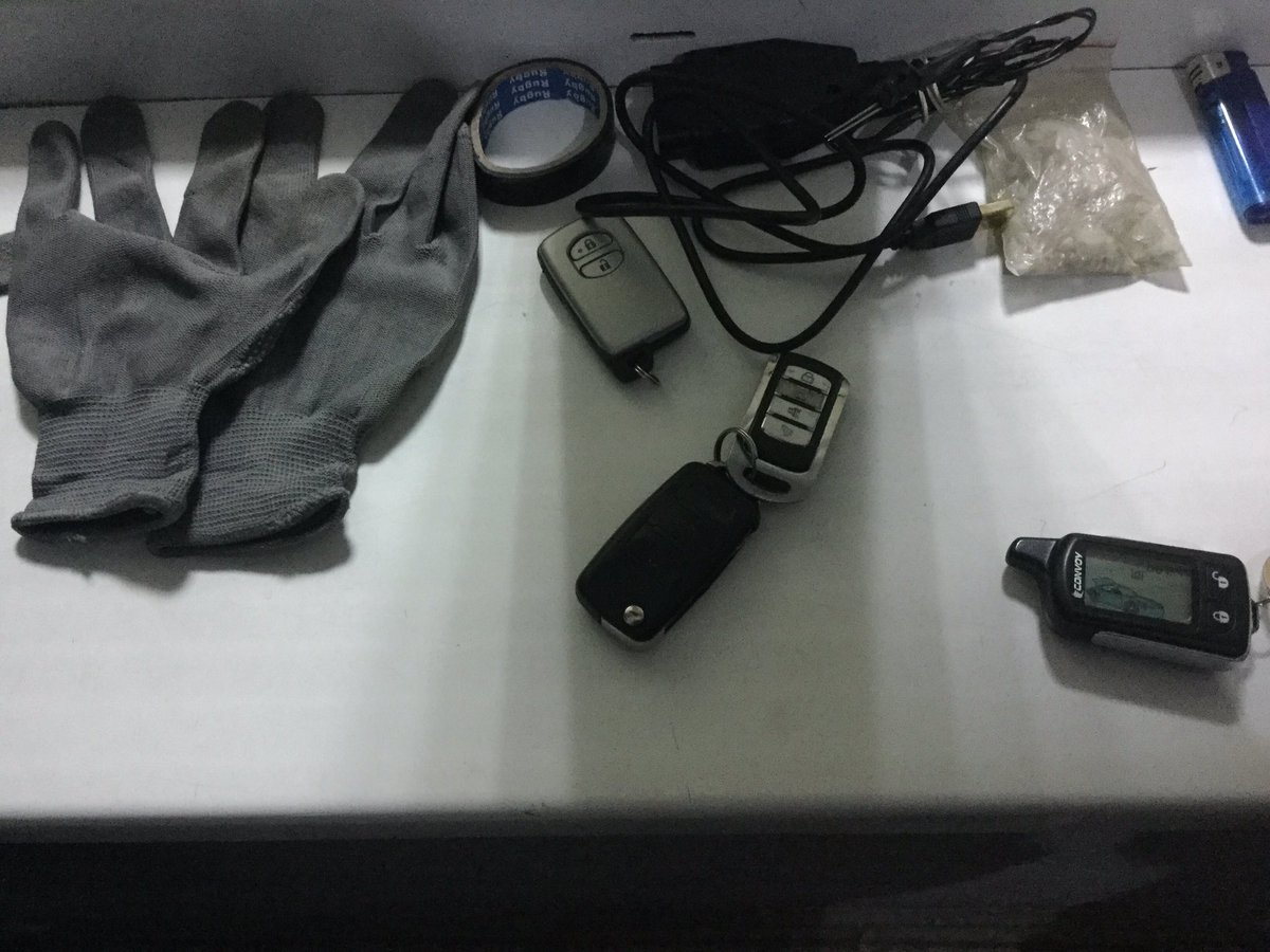 yurasokal's tweet photo. Виявили 3 підозрілих 04:30 ночі у Львові,зробивши поверхневий огляд виявили близько 30 ключів до авто, різні відмички, кусачки, викрутки https://t.co/HCPUXKcZDs