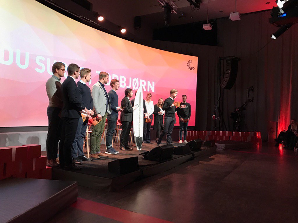 KFlottum's tweet photo. @konservativ får surfebrett for å "surfe bølgen" med hilsen Stud.perspektivmelding om h.utd. #symp17 @NHHnyheter https://t.co/zK7Y86tLdr