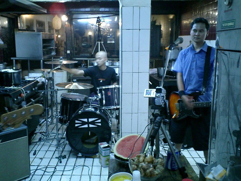 Video klip Endank Soekamti - Bau Mulut dibuat oleh The Jadugar tahun 2003. Kisah pembuatannya akan dibukukan melalui goo.gl/b4ztmP